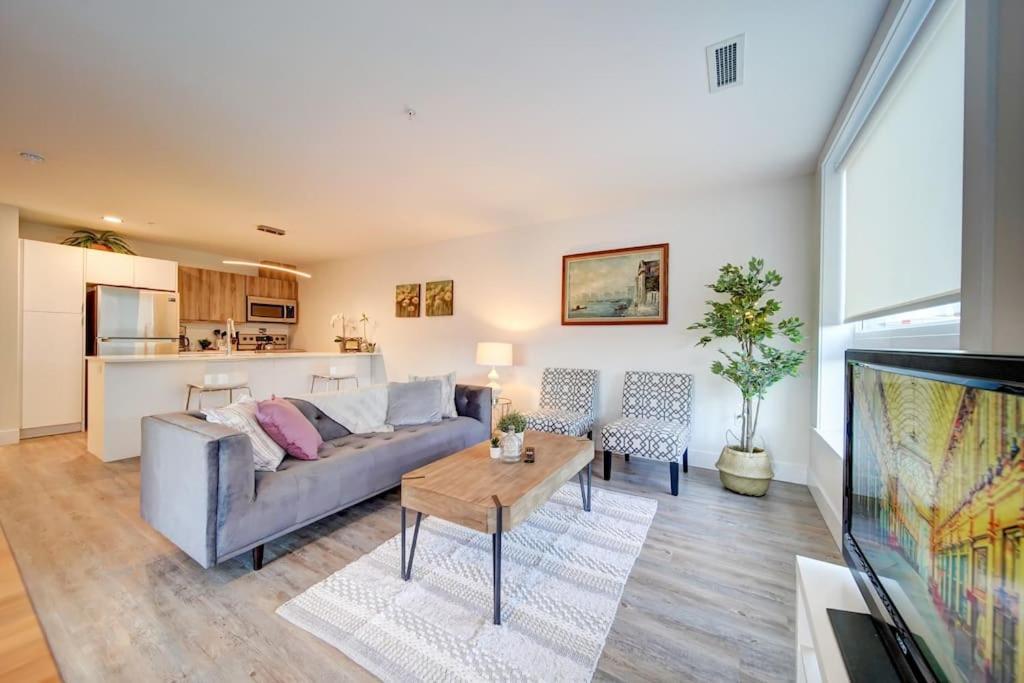 Luxurious Modern 2Br Condo Sleeps 5 Coffee, Ac, Wifi Halifax Exteriör bild