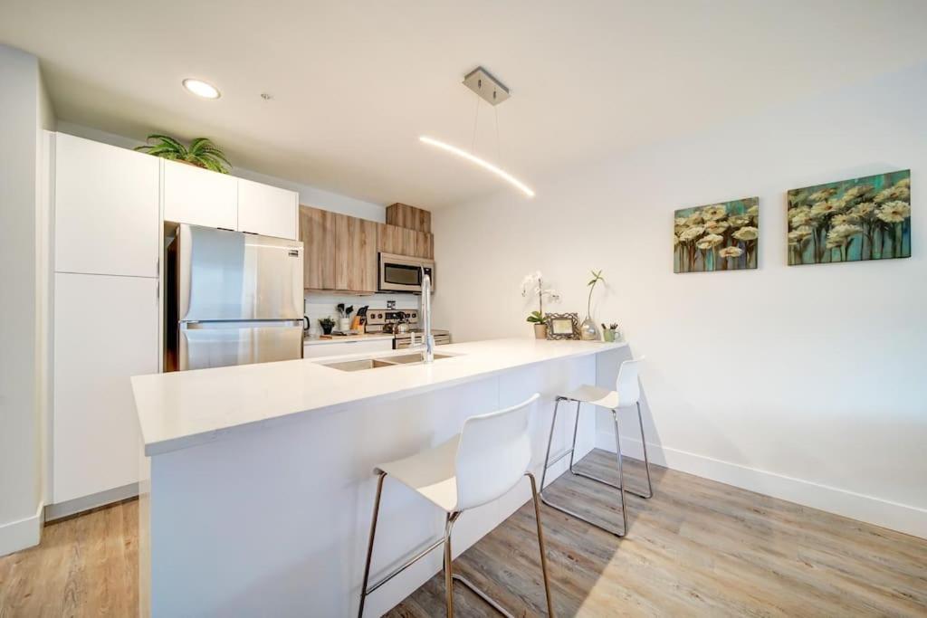 Luxurious Modern 2Br Condo Sleeps 5 Coffee, Ac, Wifi Halifax Exteriör bild
