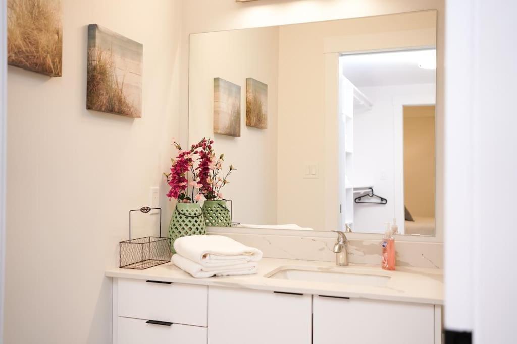 Luxurious Modern 2Br Condo Sleeps 5 Coffee, Ac, Wifi Halifax Exteriör bild