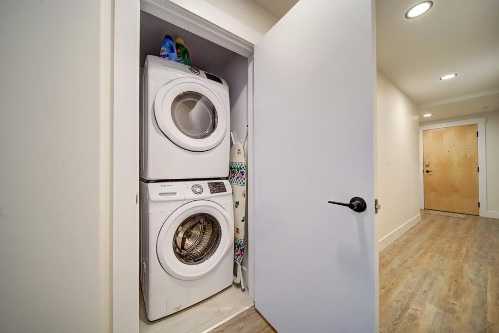 Luxurious Modern 2Br Condo Sleeps 5 Coffee, Ac, Wifi Halifax Exteriör bild