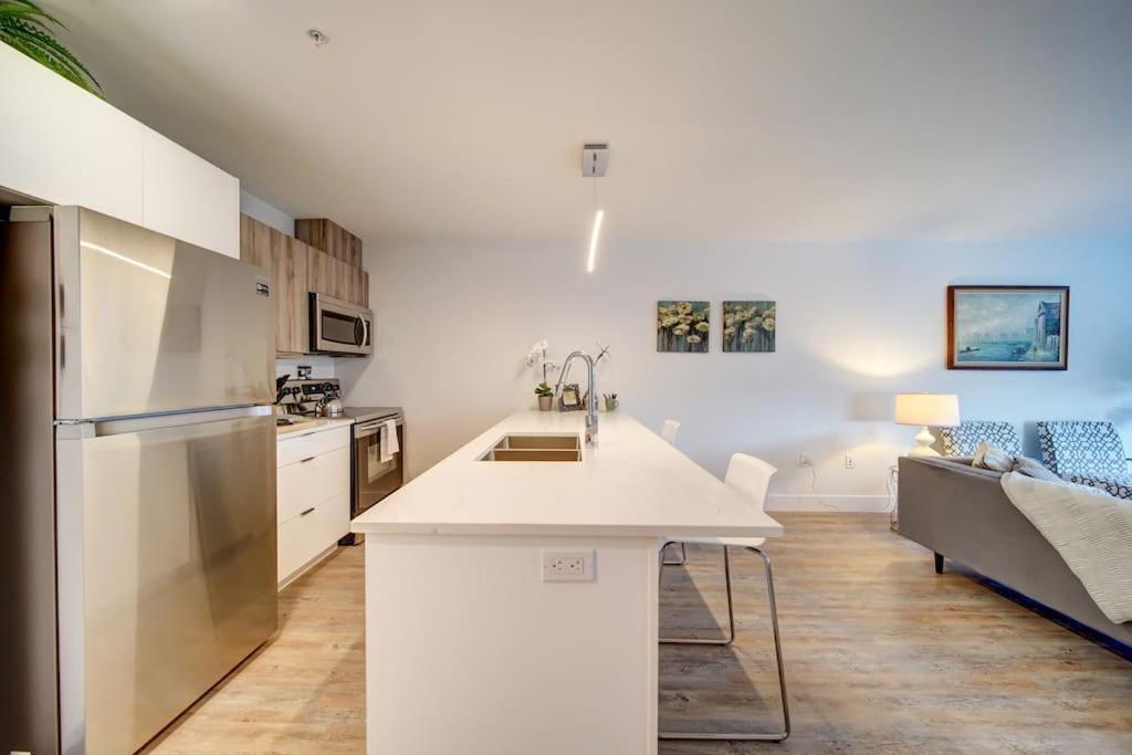 Luxurious Modern 2Br Condo Sleeps 5 Coffee, Ac, Wifi Halifax Exteriör bild
