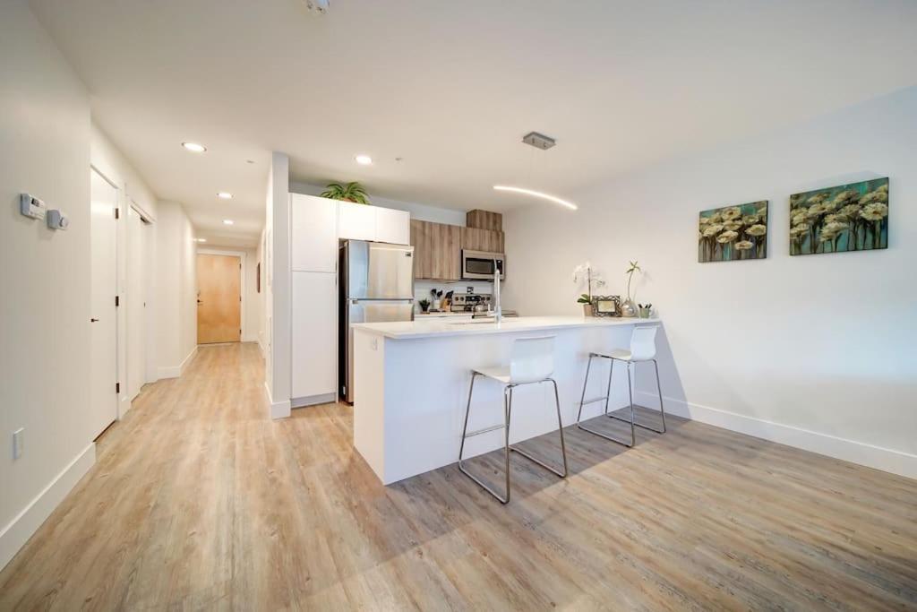 Luxurious Modern 2Br Condo Sleeps 5 Coffee, Ac, Wifi Halifax Exteriör bild