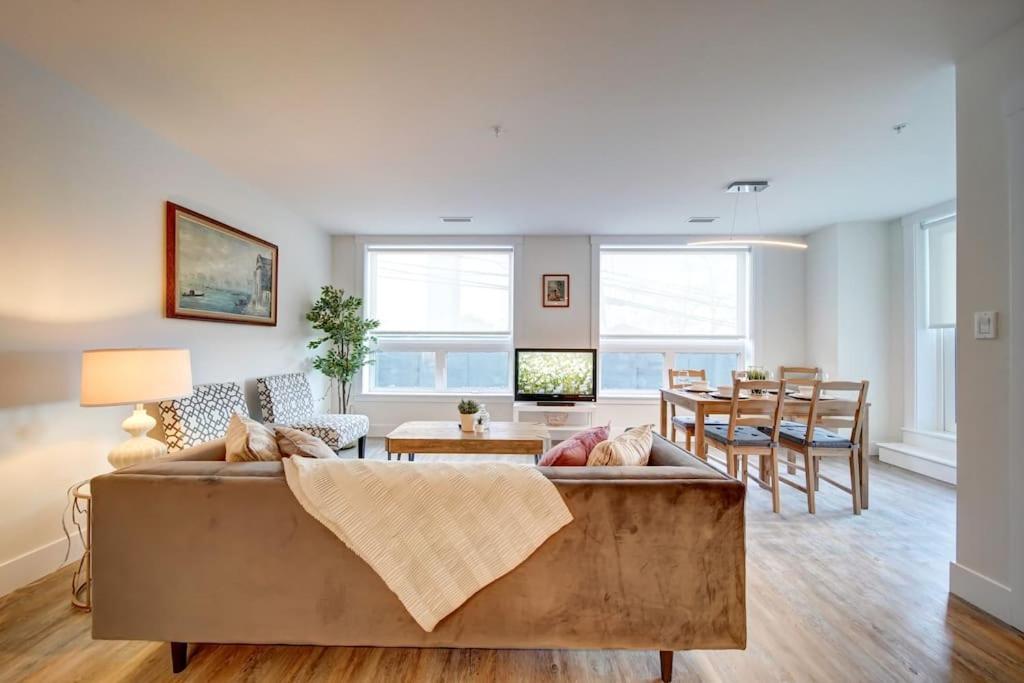 Luxurious Modern 2Br Condo Sleeps 5 Coffee, Ac, Wifi Halifax Exteriör bild
